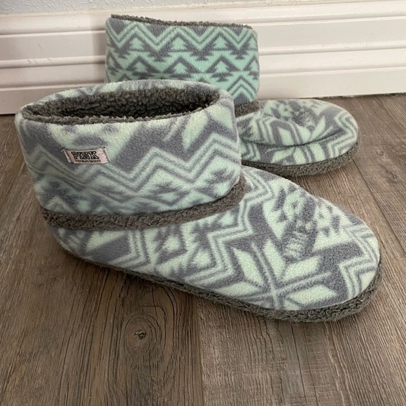 PINK Victoria's Secret 7 Blue Aztec Southwest Print Fuzzy Slippers House Shoes - Picture 7 of 7